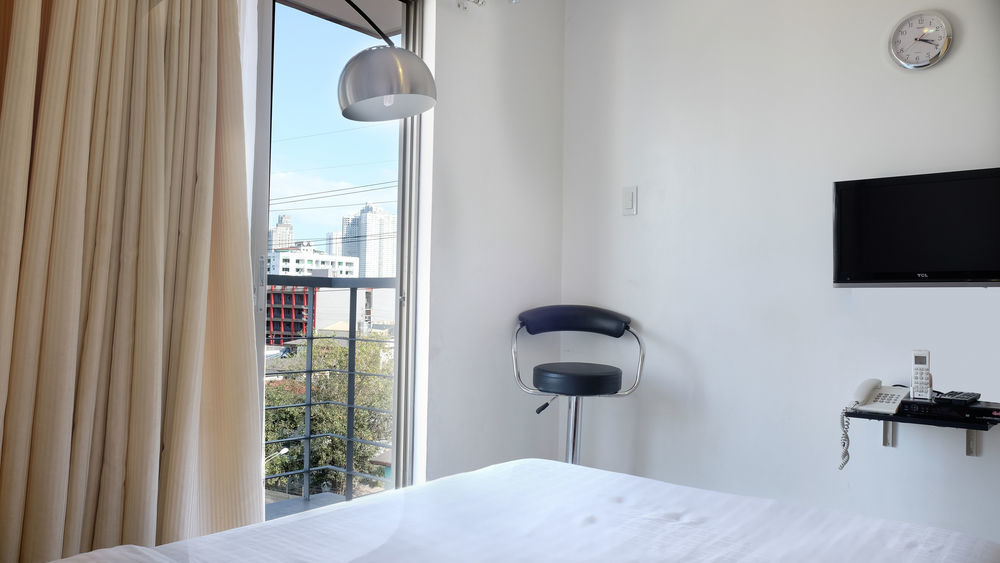 Oyo 893 Dian Suites Makati Μανίλα Εξωτερικό φωτογραφία