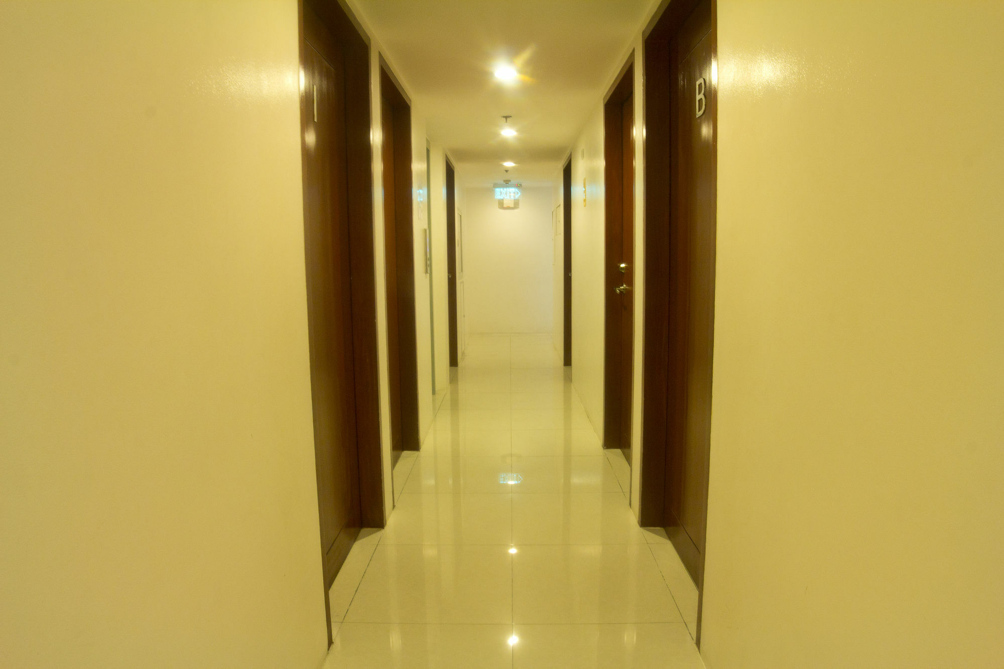Oyo 893 Dian Suites Makati Μανίλα Εξωτερικό φωτογραφία